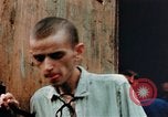 Standbild befreiten Konzentrationslager Buchenwald Opfer Ettersberg Deutschland, 1945, aus Sekunde 33 historischem Filmmaterial Videoclip 65675055280