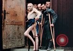 Standbild befreiten Konzentrationslager Buchenwald Opfer Ettersberg Deutschland, 1945, aus Sekunde 53 historischem Filmmaterial Videoclip 65675055280