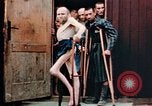 Standbild befreiten Konzentrationslager Buchenwald Opfer Ettersberg Deutschland, 1945, aus Sekunde 55 historischem Filmmaterial Videoclip 65675055280
