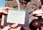 Immagine di A Buchenwald Campo di concentramento i prigionieri liberati Ettersberg Germania, 1945, secondo 4 filmato di repertorio 65675055288