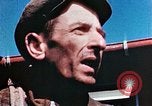 Immagine di A Buchenwald Campo di concentramento i prigionieri liberati Ettersberg Germania, 1945, secondo 13 filmato di repertorio 65675055288