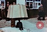 Image des civils allemands afficher Buchenwald atrocités Allemagne, 1945, de la seconde 3 séquences d'archives historiques vidéo 65675055290