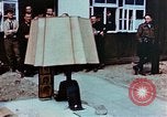 Image des civils allemands afficher Buchenwald atrocités Allemagne, 1945, de la seconde 4 séquences d'archives historiques vidéo 65675055290
