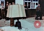 Image des civils allemands afficher Buchenwald atrocités Allemagne, 1945, de la seconde 5 séquences d'archives historiques vidéo 65675055290