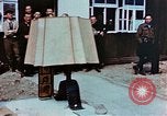 Image des civils allemands afficher Buchenwald atrocités Allemagne, 1945, de la seconde 6 séquences d'archives historiques vidéo 65675055290