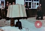 Image des civils allemands afficher Buchenwald atrocités Allemagne, 1945, de la seconde 7 séquences d'archives historiques vidéo 65675055290