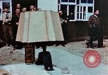 Image des civils allemands afficher Buchenwald atrocités Allemagne, 1945, de la seconde 8 séquences d'archives historiques vidéo 65675055290