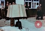 Image des civils allemands afficher Buchenwald atrocités Allemagne, 1945, de la seconde 9 séquences d'archives historiques vidéo 65675055290