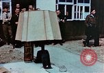 Image des civils allemands afficher Buchenwald atrocités Allemagne, 1945, de la seconde 10 séquences d'archives historiques vidéo 65675055290