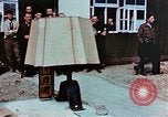 Image des civils allemands afficher Buchenwald atrocités Allemagne, 1945, de la seconde 11 séquences d'archives historiques vidéo 65675055290