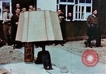 Image des civils allemands afficher Buchenwald atrocités Allemagne, 1945, de la seconde 14 séquences d'archives historiques vidéo 65675055290