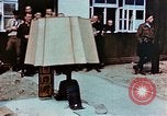 Image des civils allemands afficher Buchenwald atrocités Allemagne, 1945, de la seconde 15 séquences d'archives historiques vidéo 65675055290