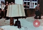 Image des civils allemands afficher Buchenwald atrocités Allemagne, 1945, de la seconde 18 séquences d'archives historiques vidéo 65675055290