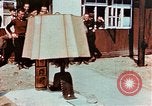 Image des civils allemands afficher Buchenwald atrocités Allemagne, 1945, de la seconde 19 séquences d'archives historiques vidéo 65675055290