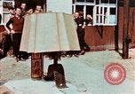 Image des civils allemands afficher Buchenwald atrocités Allemagne, 1945, de la seconde 21 séquences d'archives historiques vidéo 65675055290