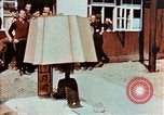 Image des civils allemands afficher Buchenwald atrocités Allemagne, 1945, de la seconde 22 séquences d'archives historiques vidéo 65675055290