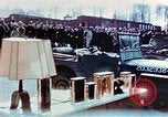 Image des civils allemands afficher Buchenwald atrocités Allemagne, 1945, de la seconde 36 séquences d'archives historiques vidéo 65675055290