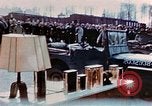 Image des civils allemands afficher Buchenwald atrocités Allemagne, 1945, de la seconde 42 séquences d'archives historiques vidéo 65675055290