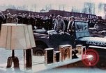 Image des civils allemands afficher Buchenwald atrocités Allemagne, 1945, de la seconde 43 séquences d'archives historiques vidéo 65675055290