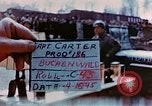Image des civils allemands afficher Buchenwald atrocités Allemagne, 1945, de la seconde 52 séquences d'archives historiques vidéo 65675055290