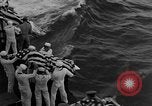 Immagine di Massa cerimonia funebre Oceano Pacifico, 1945, secondo 9 filmato di repertorio 65675055313