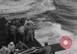 Immagine di Massa cerimonia funebre Oceano Pacifico, 1945, secondo 18 filmato di repertorio 65675055313