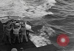 Immagine di Massa cerimonia funebre Oceano Pacifico, 1945, secondo 21 filmato di repertorio 65675055313