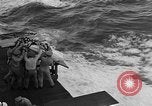 Immagine di Massa cerimonia funebre Oceano Pacifico, 1945, secondo 22 filmato di repertorio 65675055313