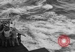 Immagine di Massa cerimonia funebre Oceano Pacifico, 1945, secondo 26 filmato di repertorio 65675055313