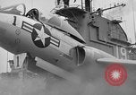 Standbild Cockpit des F7U auf Katapult Pazifik, 1954, aus Sekunde 9 historischem Filmmaterial Videoclip 65675055314