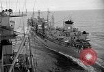 Image USS Mattaponi AO-41 huileur refueling CVA-19 du golfe du Tonkin, 1965, de la seconde 9 séquences d'archives historiques vidéo 65675055331