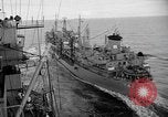 Image USS Mattaponi AO-41 huileur refueling CVA-19 du golfe du Tonkin, 1965, de la seconde 10 séquences d'archives historiques vidéo 65675055331
