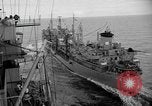 Image USS Mattaponi AO-41 huileur refueling CVA-19 du golfe du Tonkin, 1965, de la seconde 11 séquences d'archives historiques vidéo 65675055331