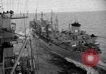 Image USS Mattaponi AO-41 huileur refueling CVA-19 du golfe du Tonkin, 1965, de la seconde 12 séquences d'archives historiques vidéo 65675055331
