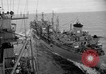 Image USS Mattaponi AO-41 huileur refueling CVA-19 du golfe du Tonkin, 1965, de la seconde 13 séquences d'archives historiques vidéo 65675055331