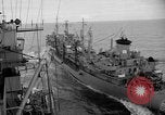 Image USS Mattaponi AO-41 huileur refueling CVA-19 du golfe du Tonkin, 1965, de la seconde 14 séquences d'archives historiques vidéo 65675055331