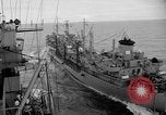 Image USS Mattaponi AO-41 huileur refueling CVA-19 du golfe du Tonkin, 1965, de la seconde 15 séquences d'archives historiques vidéo 65675055331