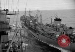 Image USS Mattaponi AO-41 huileur refueling CVA-19 du golfe du Tonkin, 1965, de la seconde 16 séquences d'archives historiques vidéo 65675055331