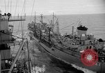 Image USS Mattaponi AO-41 huileur refueling CVA-19 du golfe du Tonkin, 1965, de la seconde 17 séquences d'archives historiques vidéo 65675055331
