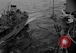 Image USS Mattaponi AO-41 huileur refueling CVA-19 du golfe du Tonkin, 1965, de la seconde 18 séquences d'archives historiques vidéo 65675055331
