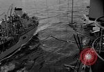Image USS Mattaponi AO-41 huileur refueling CVA-19 du golfe du Tonkin, 1965, de la seconde 19 séquences d'archives historiques vidéo 65675055331