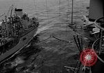 Image USS Mattaponi AO-41 huileur refueling CVA-19 du golfe du Tonkin, 1965, de la seconde 20 séquences d'archives historiques vidéo 65675055331