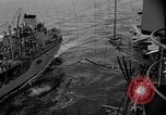 Image USS Mattaponi AO-41 huileur refueling CVA-19 du golfe du Tonkin, 1965, de la seconde 21 séquences d'archives historiques vidéo 65675055331