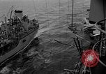 Image USS Mattaponi AO-41 huileur refueling CVA-19 du golfe du Tonkin, 1965, de la seconde 22 séquences d'archives historiques vidéo 65675055331