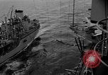 Image USS Mattaponi AO-41 huileur refueling CVA-19 du golfe du Tonkin, 1965, de la seconde 23 séquences d'archives historiques vidéo 65675055331