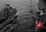 Image USS Mattaponi AO-41 huileur refueling CVA-19 du golfe du Tonkin, 1965, de la seconde 24 séquences d'archives historiques vidéo 65675055331