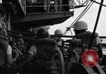 Image USS Mattaponi AO-41 huileur refueling CVA-19 du golfe du Tonkin, 1965, de la seconde 32 séquences d'archives historiques vidéo 65675055331
