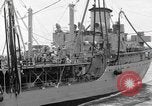 Image USS Mattaponi AO-41 huileur refueling CVA-19 du golfe du Tonkin, 1965, de la seconde 47 séquences d'archives historiques vidéo 65675055331