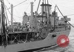 Image USS Mattaponi AO-41 huileur refueling CVA-19 du golfe du Tonkin, 1965, de la seconde 48 séquences d'archives historiques vidéo 65675055331