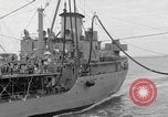 Image USS Mattaponi AO-41 huileur refueling CVA-19 du golfe du Tonkin, 1965, de la seconde 51 séquences d'archives historiques vidéo 65675055331